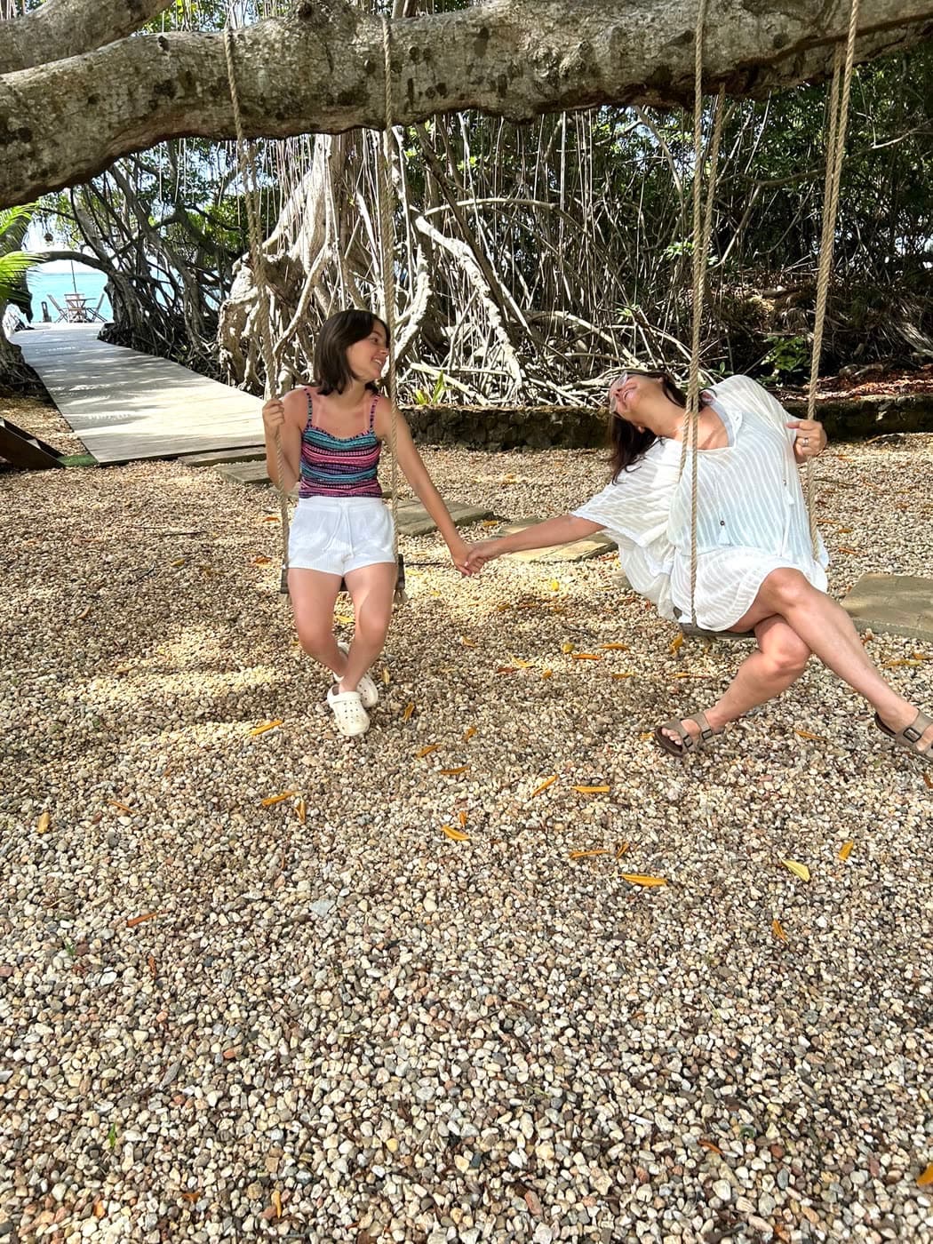Dos amigas en los columpios del jardín