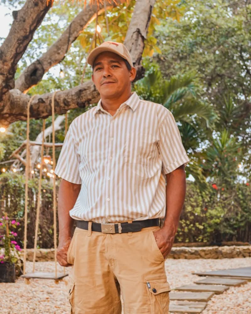 Mario Riera, conserje de El Muelle, en el jardín de la posada